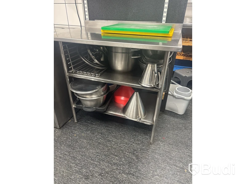 Rostfri arbetsbänk med redskap enligt bilder under bänk.