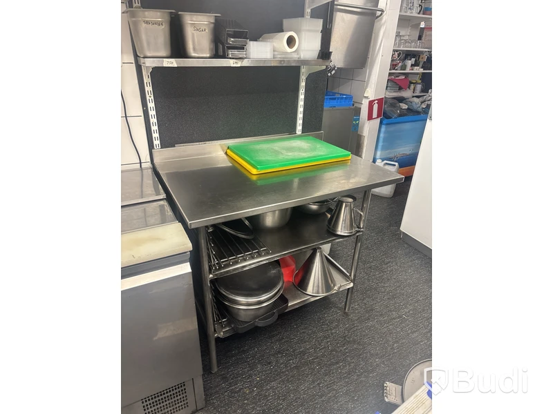 Rostfri arbetsbänk med redskap enligt bilder under bänk.