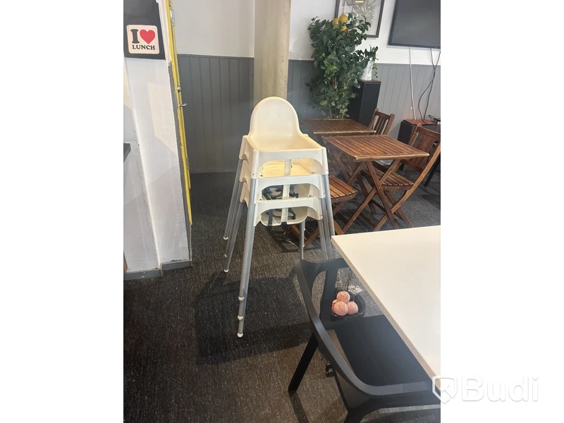 Bord och stolar.