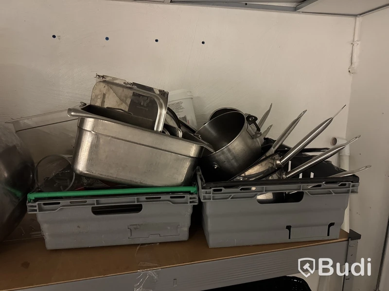 Parti med diverse köksredskap inkl. hylla