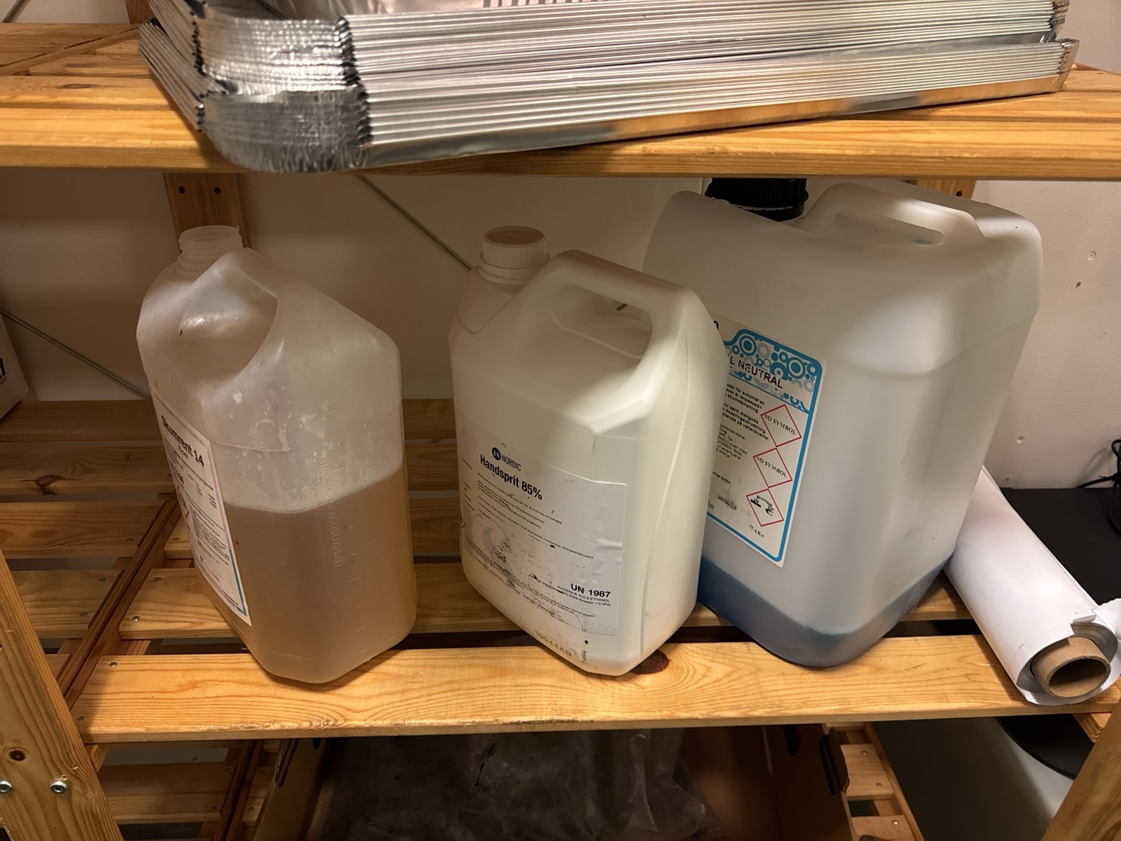 Hylla inkl diverse förbrukningsvaror