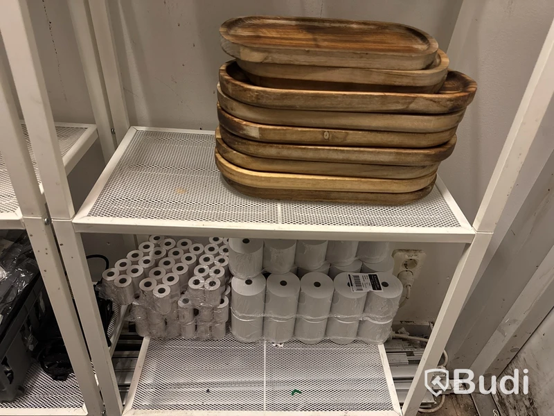 4 st. Hyllor inkl. innehåll