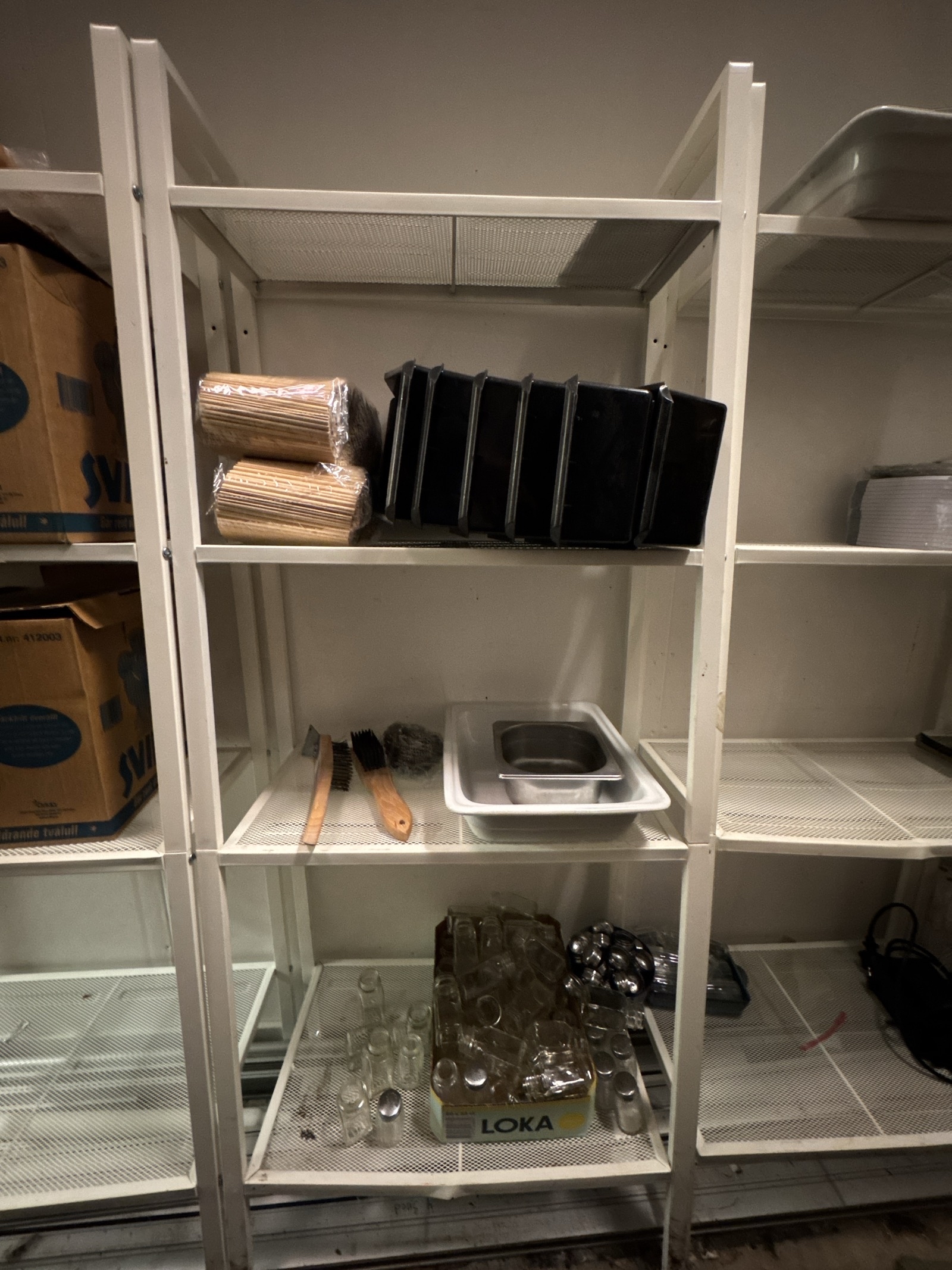 4 st. Hyllor inkl. innehåll