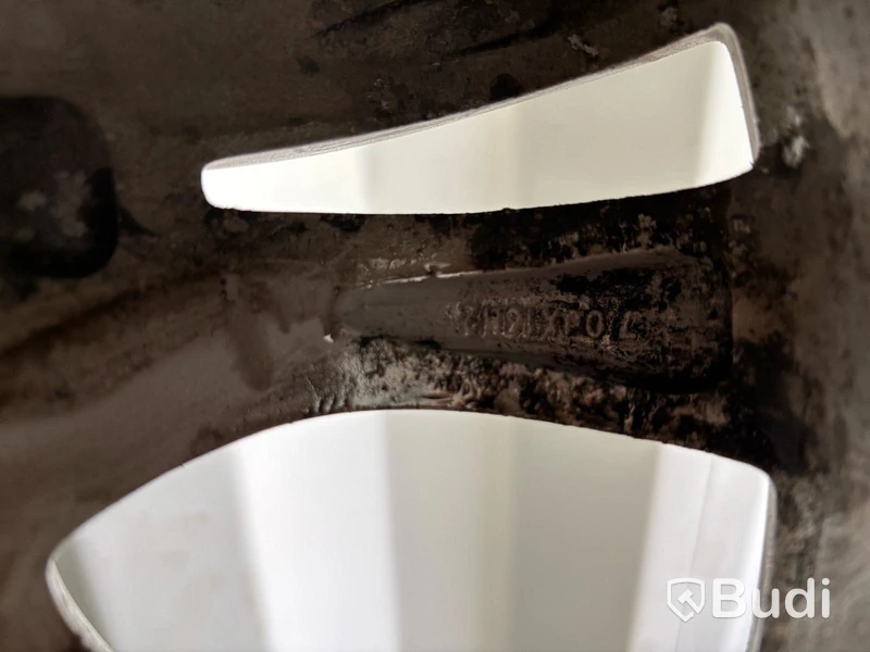 4 st. Friktionsdäck på aluminiumfälgar, kantstötta