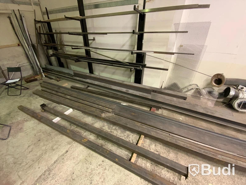 Materialställ med div balk och profilmatrial  samt plåt