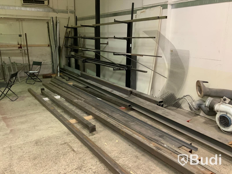Materialställ med div balk och profilmatrial  samt plåt