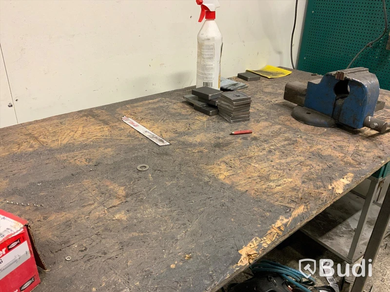 Arbetsbänk med skruvställ