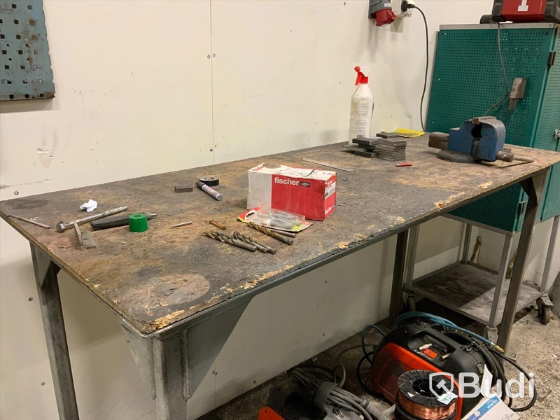 Arbetsbänk med skruvställ