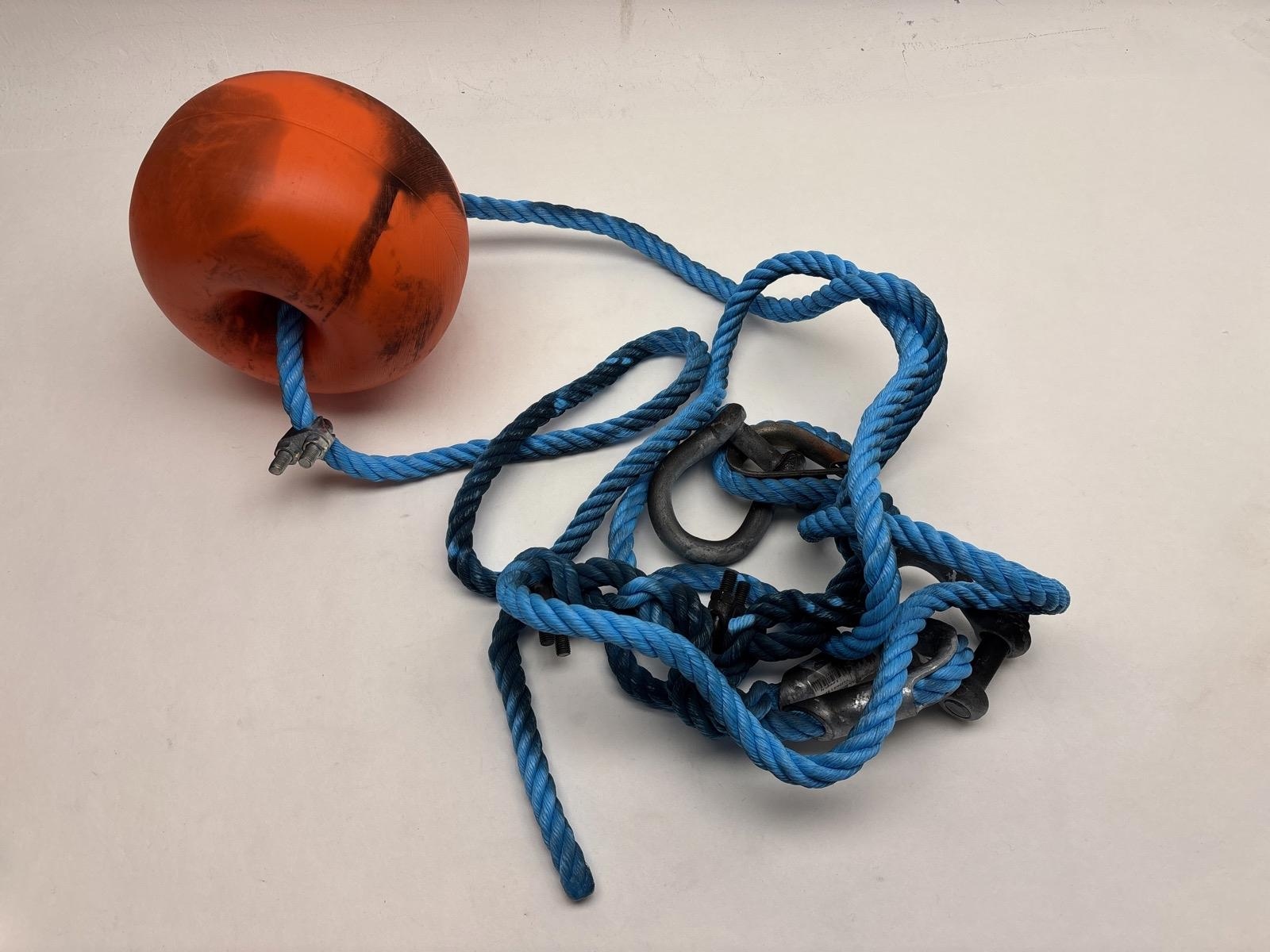 Förtöjningsboj med lina och tillhörande metallhakar