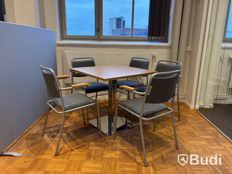 Bord inkl. 5 st. stolar