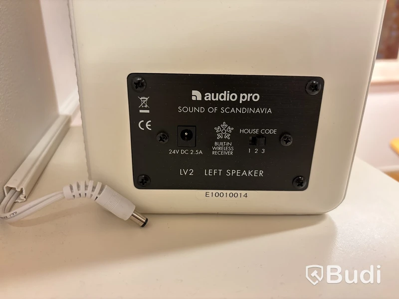 TV Samsung 46 tum, inkl. skåp och högtalare Audio Pro LV2