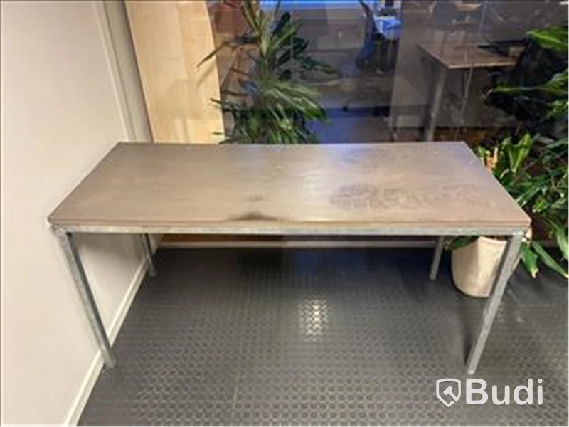 Bord med betongskiva och stålben