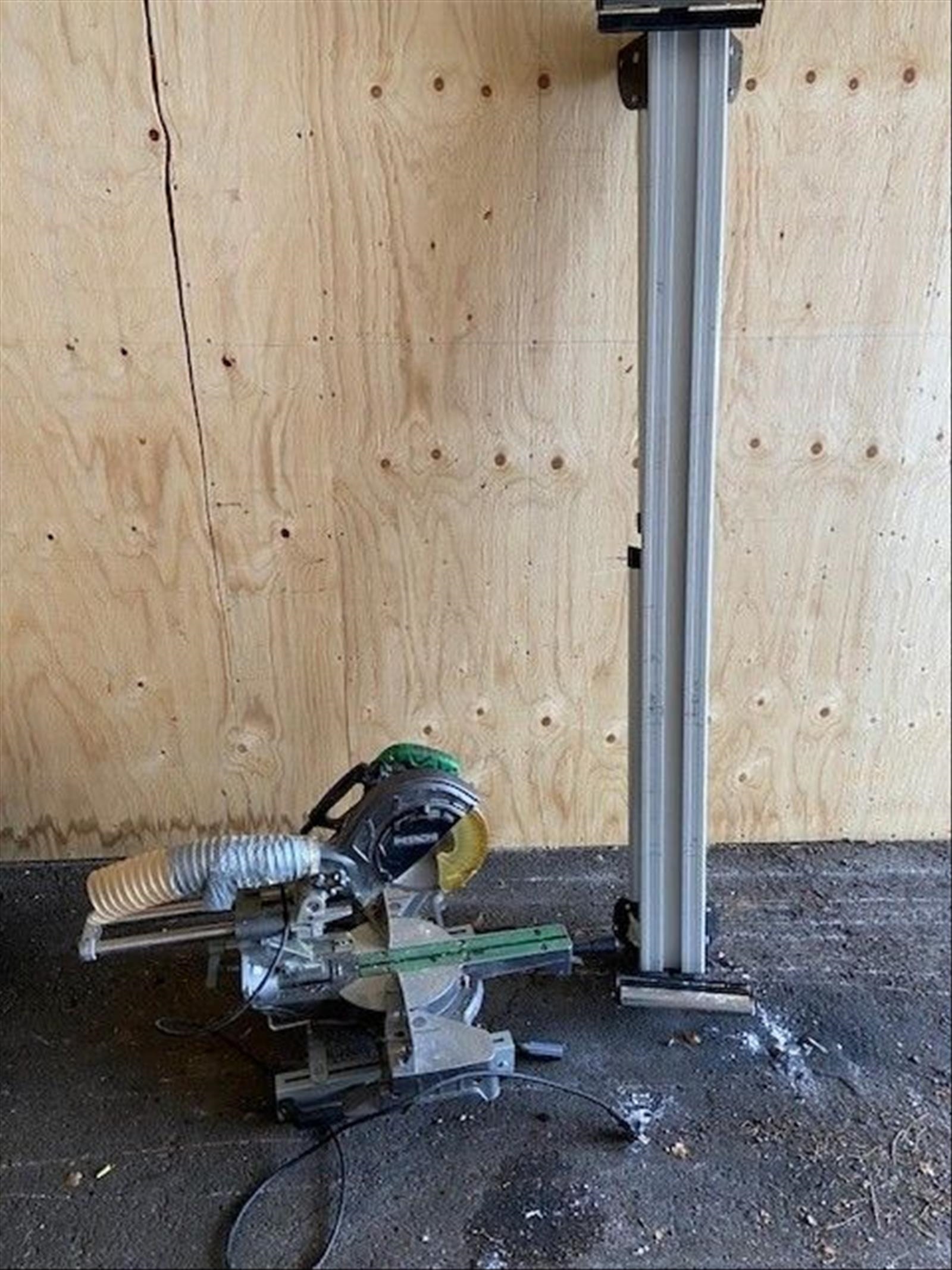 Kapsåg Hitachi C8FSE inklusive sågbänk