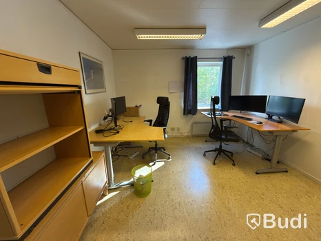 2 st kontorsarbetsplatser med dubbla skärmar