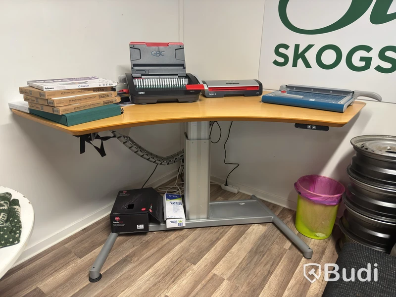 Höj- & sänkbart hörnskrivbord