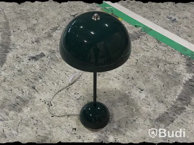 Flowerpot VP3-bordslampa, designad av Verner Panton från &Tradition, grön