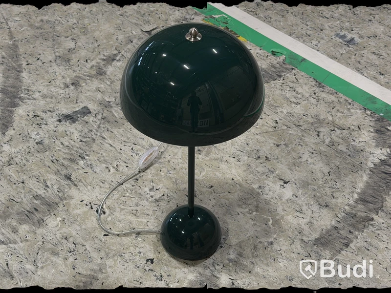 Flowerpot VP3-bordslampa, designad av Verner Panton från &Tradition, grön