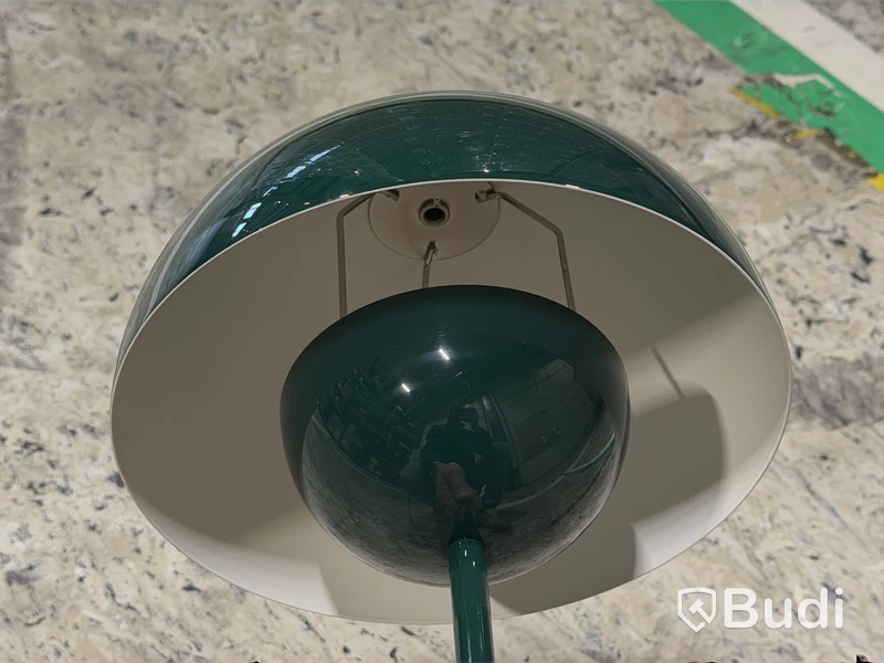 Flowerpot VP3-bordslampa, designad av Verner Panton från &Tradition, grön