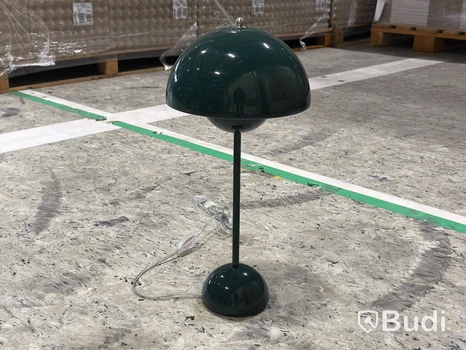 Flowerpot VP3-bordslampa, designad av Verner Panton från &Tradition, grön