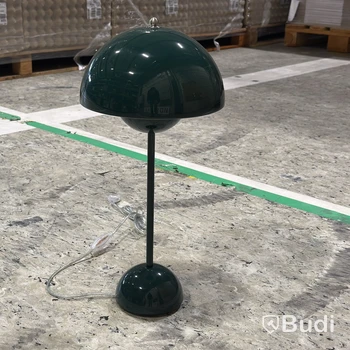 Flowerpot VP3-bordslampa, designad av Verner Panton från &Tradition, grön