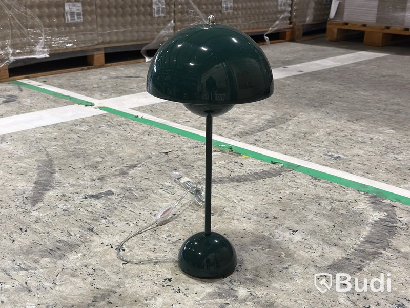 Flowerpot VP3-bordslampa, designad av Verner Panton från &Tradition, grön