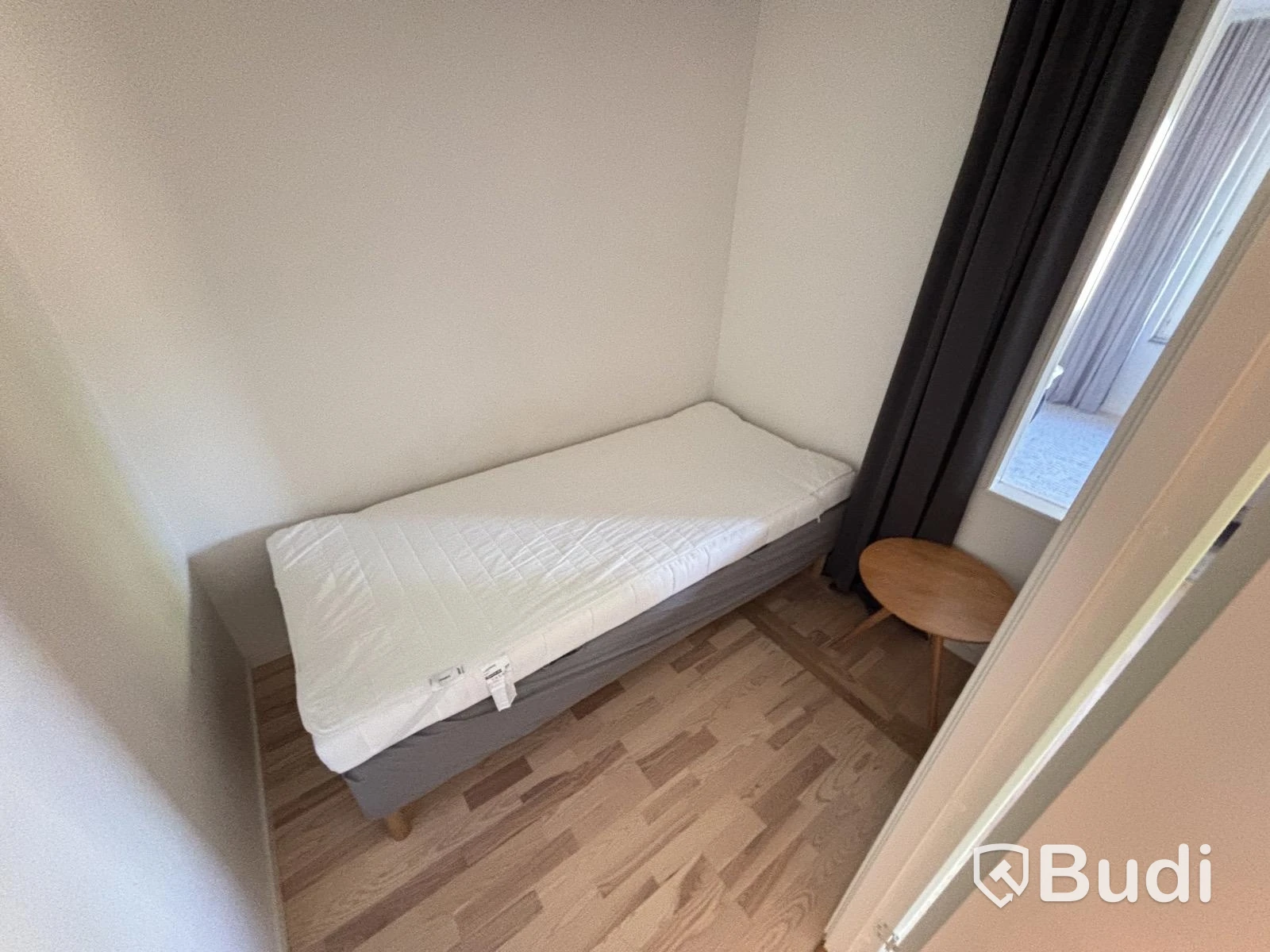 Contents of a fully furnished one-bedroom apartment - see all images for complete contents