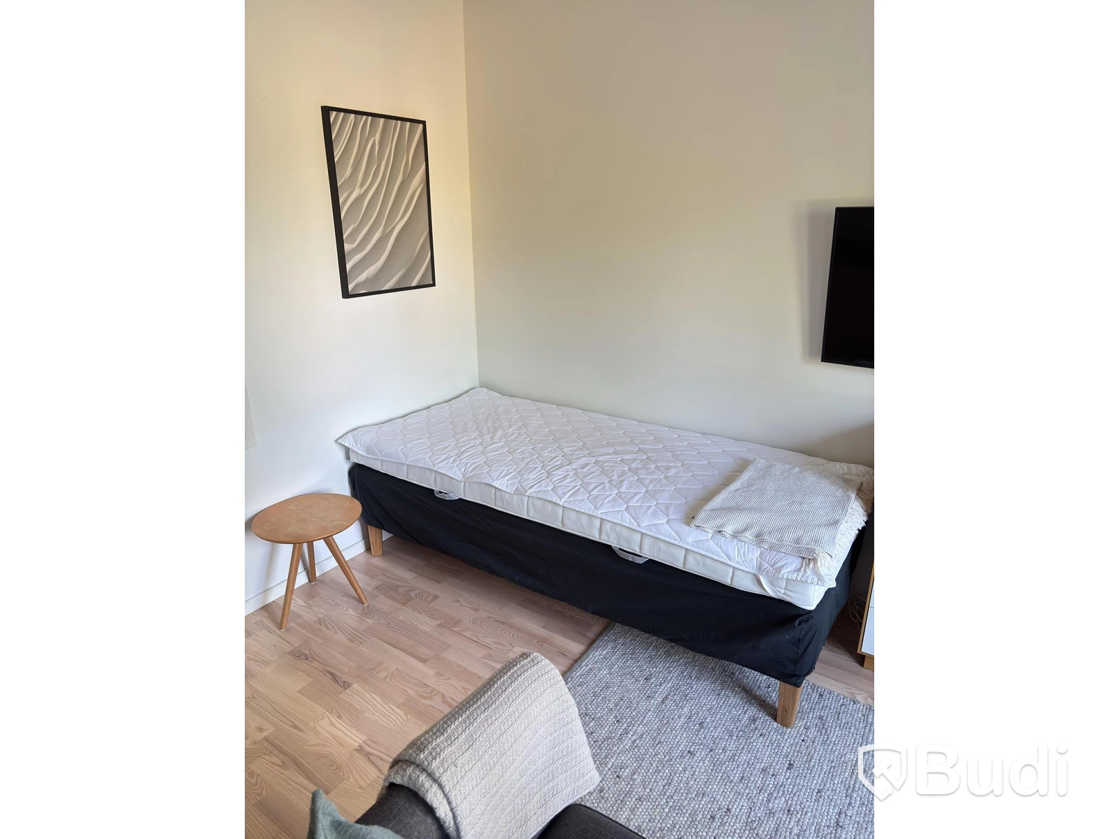 Contents of a fully furnished one-bedroom apartment - see all images for complete contents