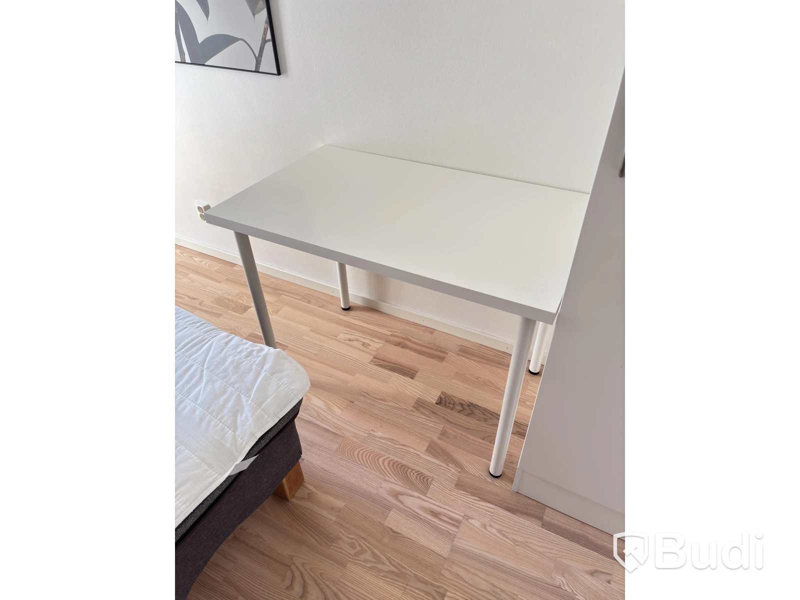 Contents of a fully furnished one-bedroom apartment - see all images for complete contents