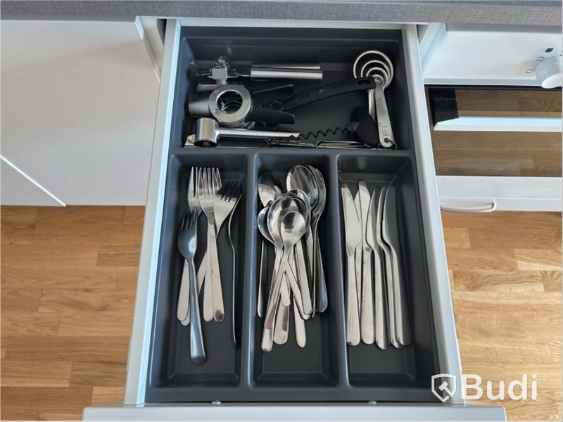 Inventarier till fullt möblerad tvårummare - se alla bilder för komplett innehåll