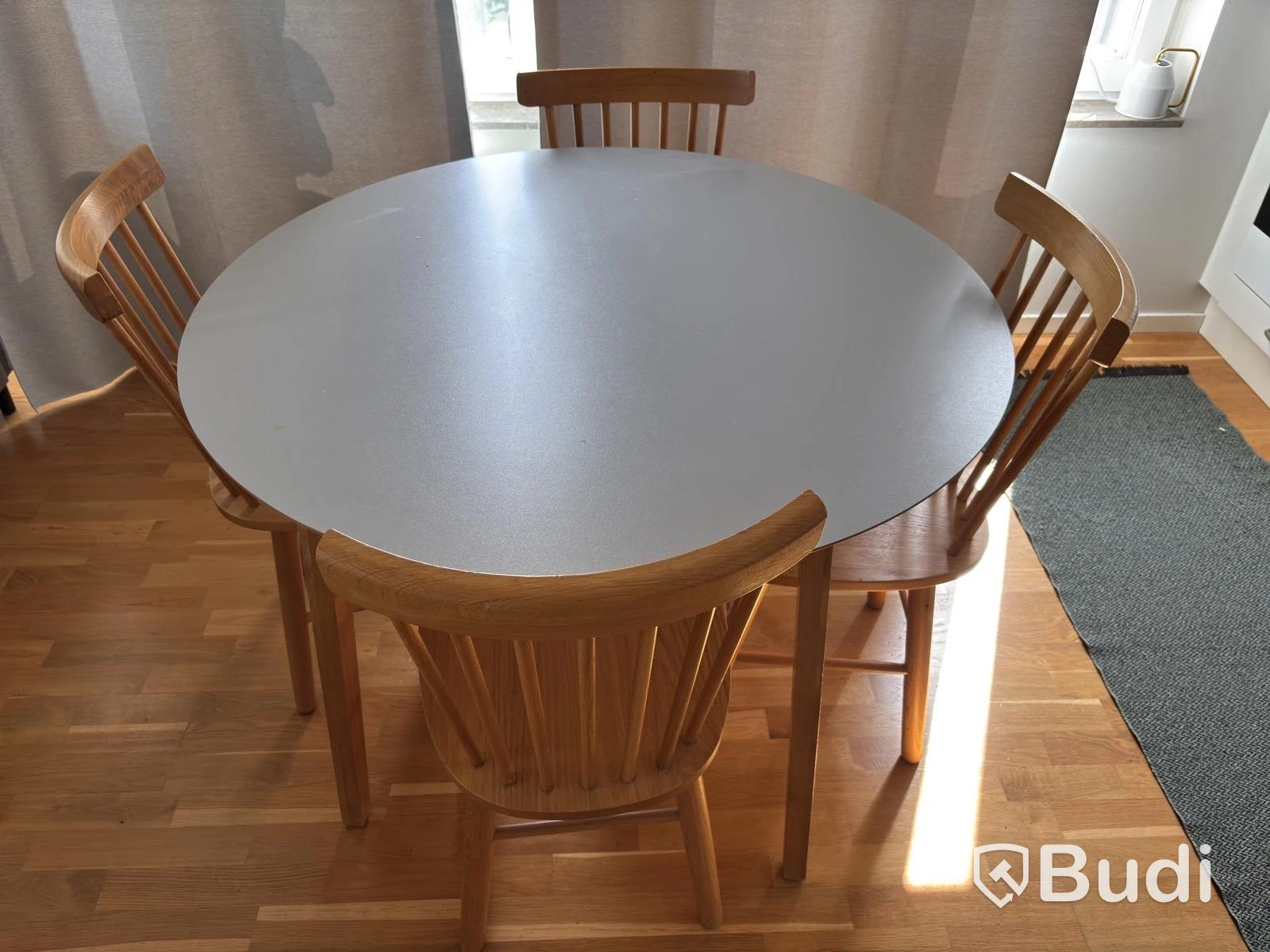 Contents from a fully furnished three-room apartment - see all images for full contents