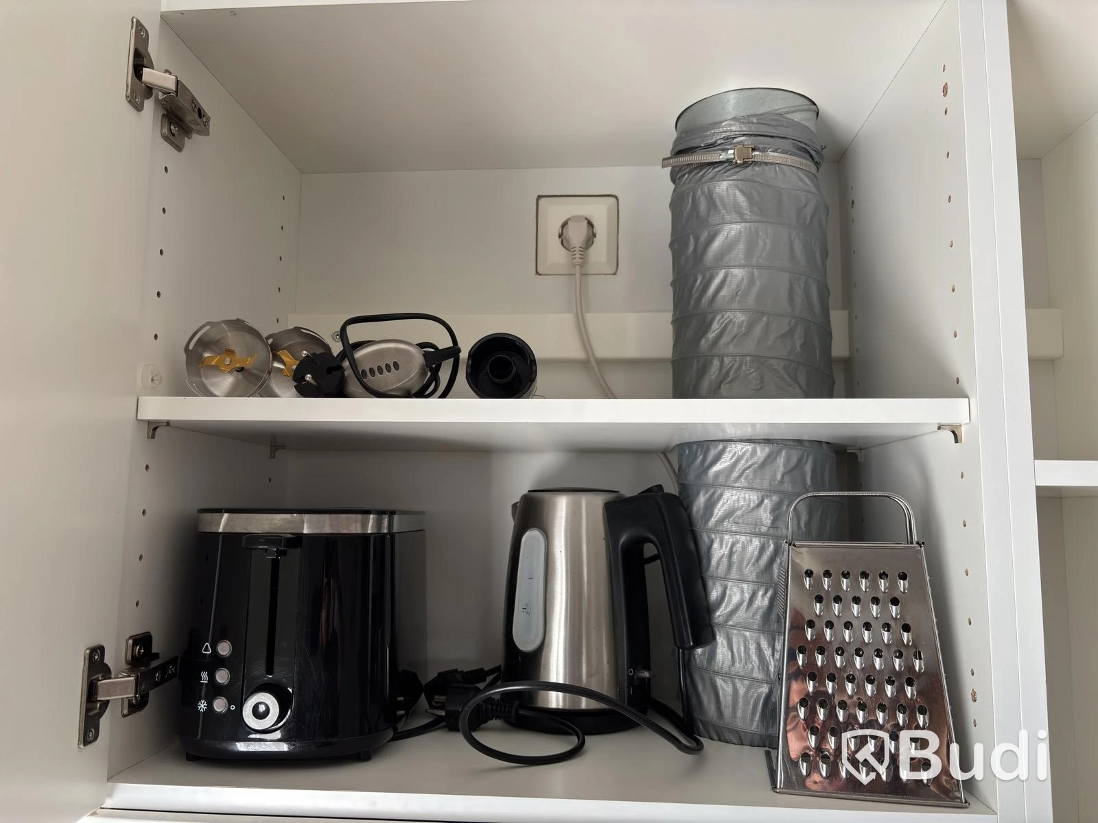 Contents from a fully furnished three-room apartment - see all images for full contents