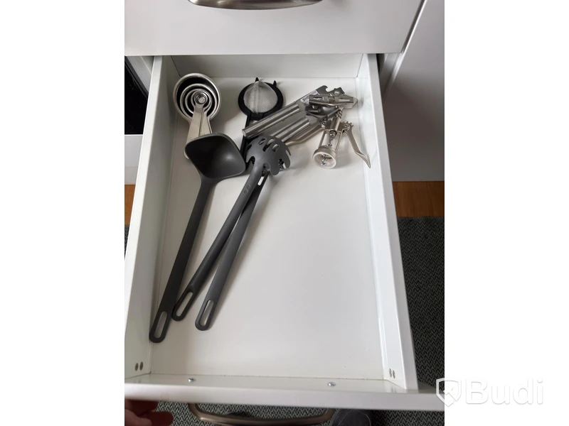 Contents from a fully furnished three-room apartment - see all images for full contents