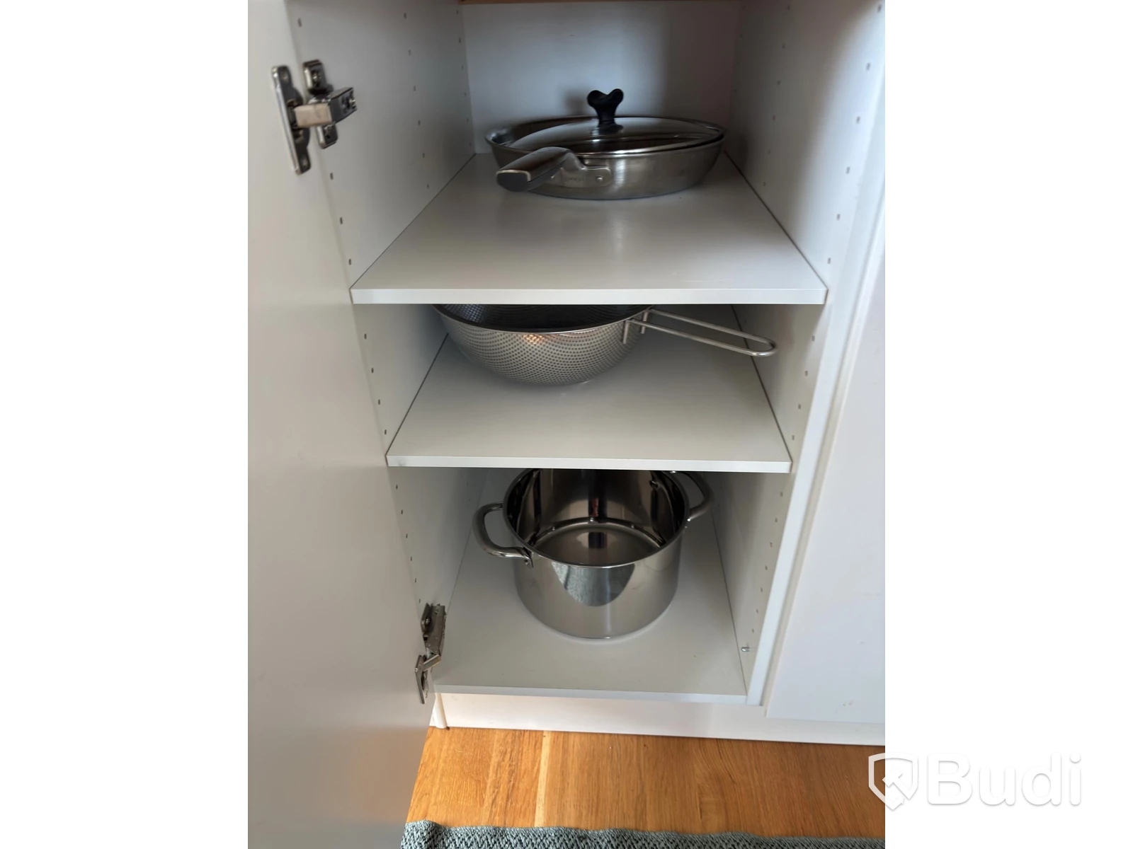Contents from a fully furnished three-room apartment - see all images for full contents