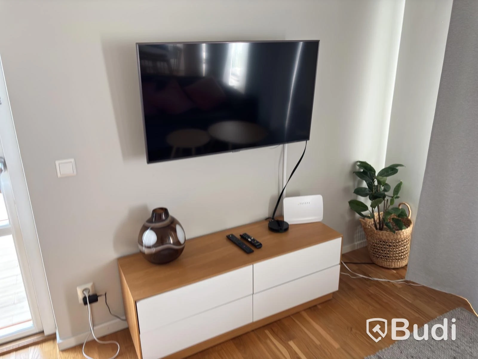 Contents from a fully furnished three-room apartment - see all images for full contents