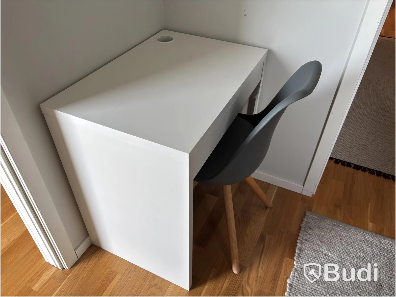 Contents from a fully furnished three-room apartment - see all images for full contents