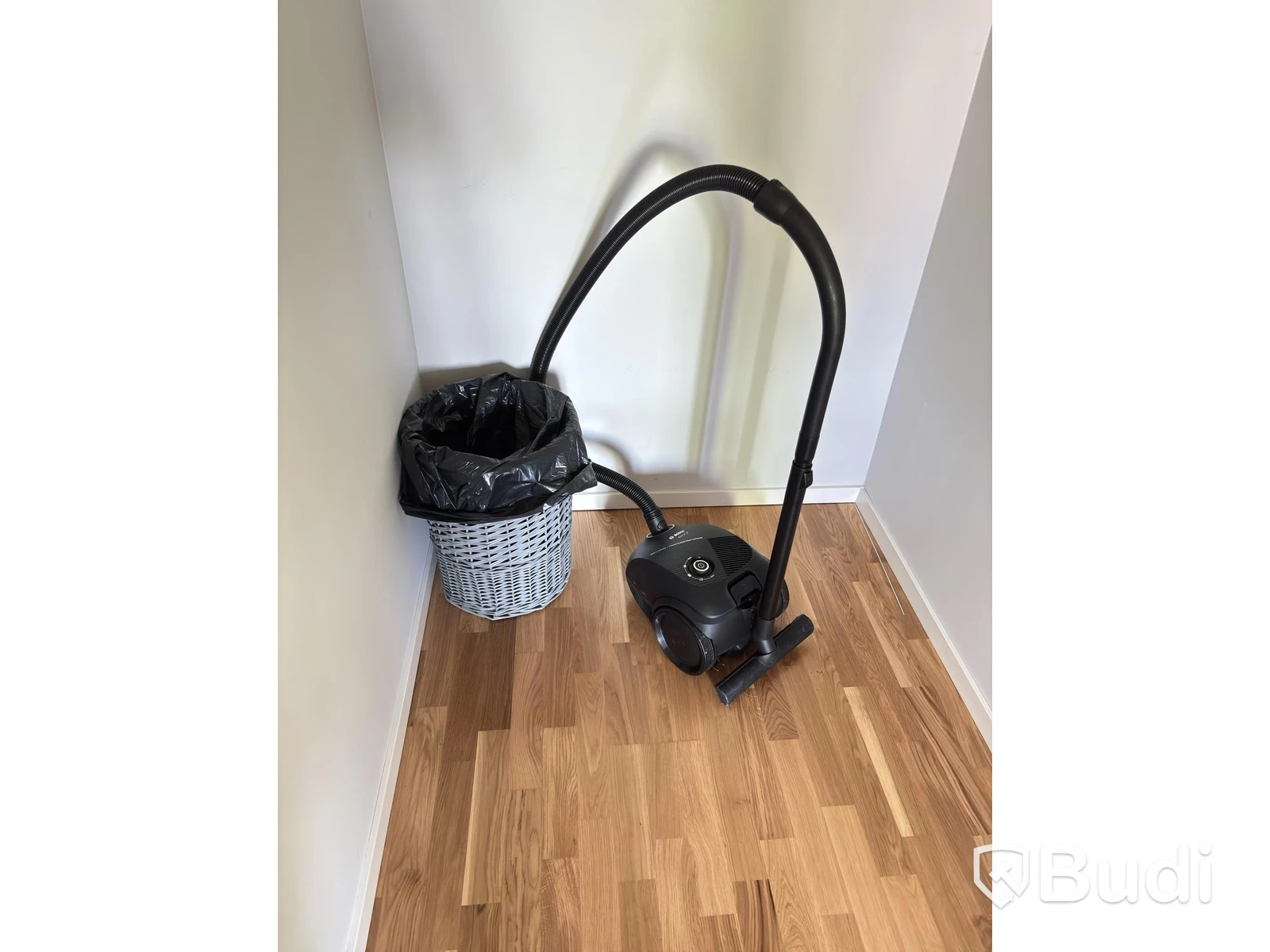Contents of a fully furnished three-room apartment - see all images for the complete contents