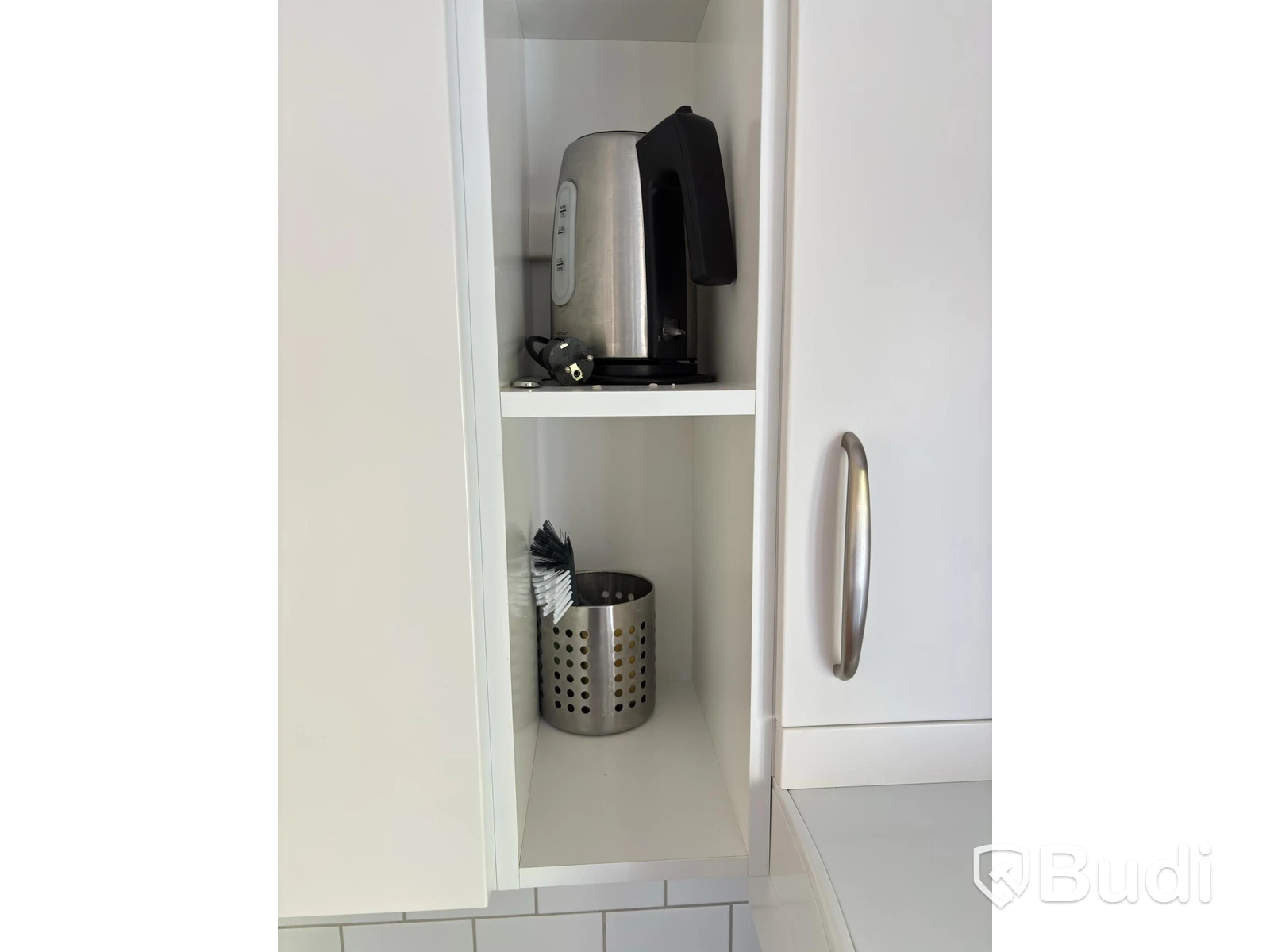 Contents of a fully furnished three-room apartment - see all images for the complete contents