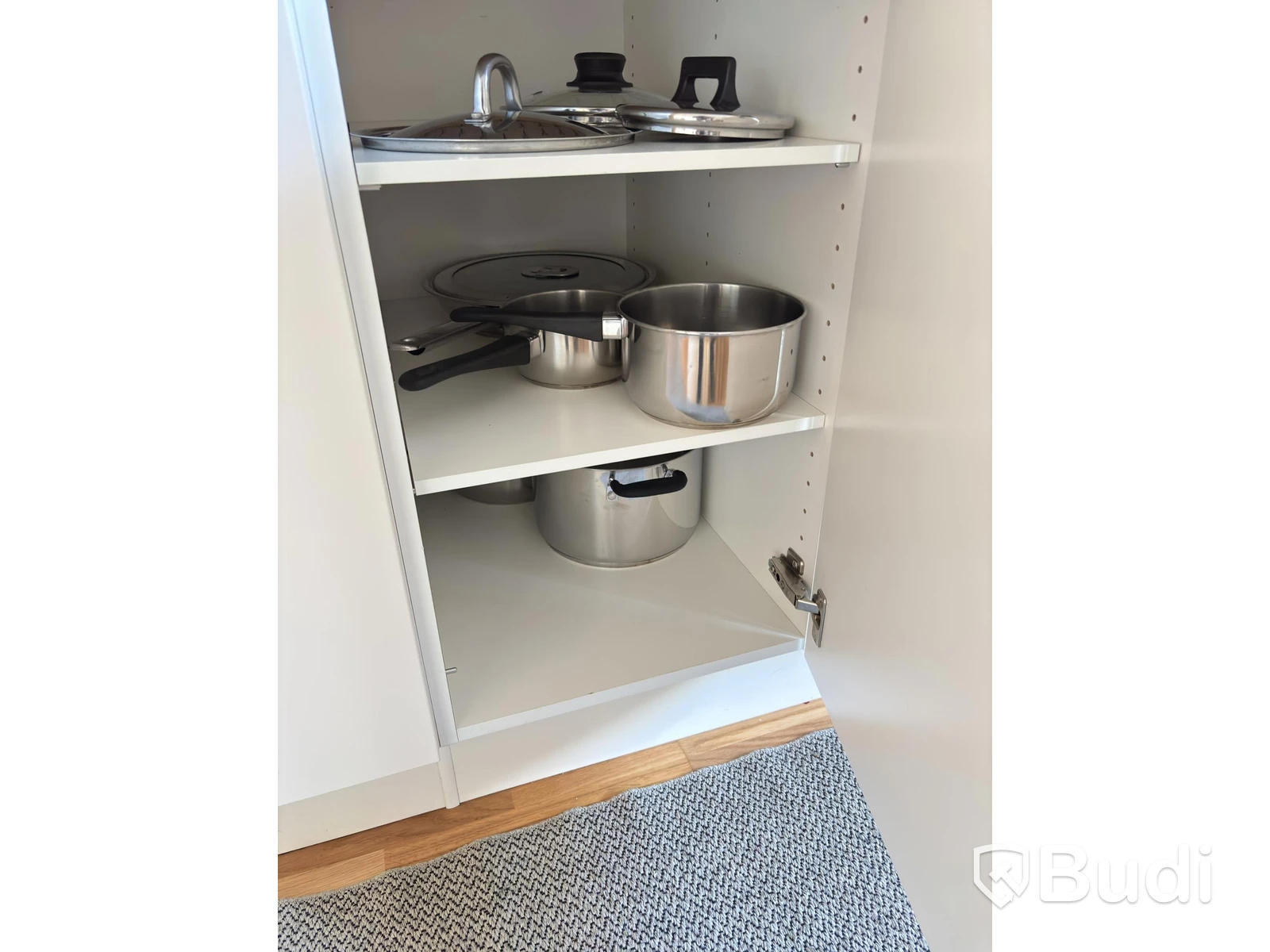 Contents of a fully furnished three-room apartment - see all images for the complete contents