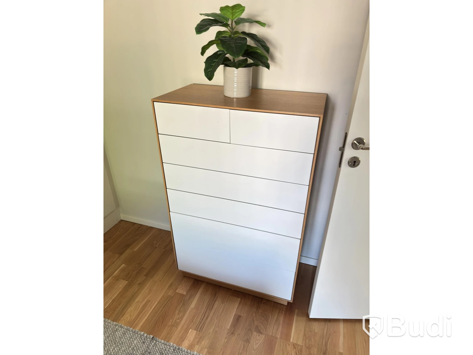 Contents of a fully furnished three-room apartment - see all images for the complete contents