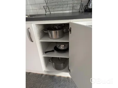 Inventarier till fullt möblerad enrummare - se alla bilder för komplett innehåll