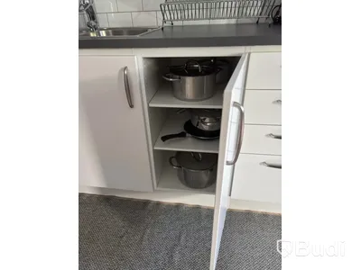 Inventarier till fullt möblerad enrummare - se alla bilder för komplett innehåll