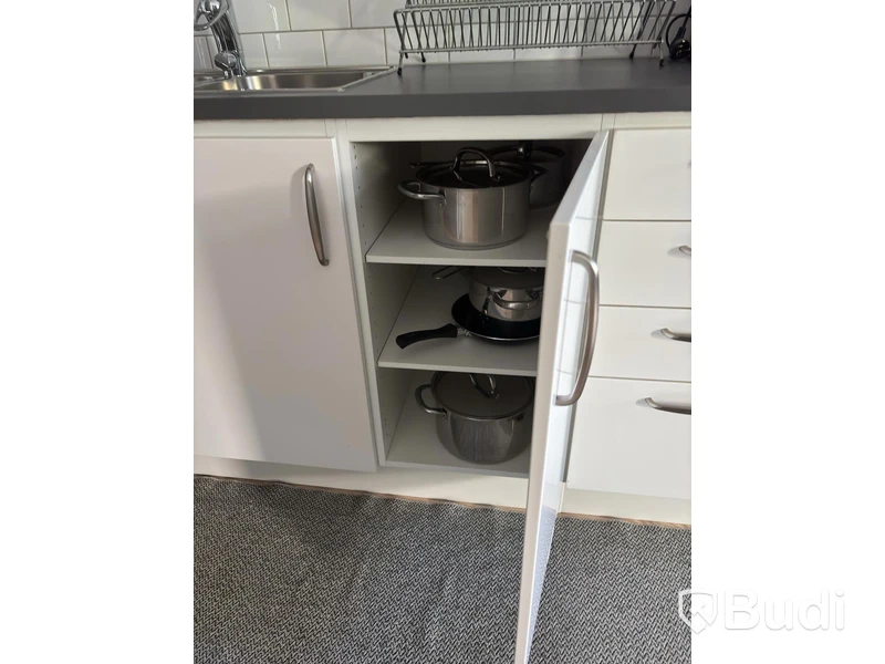 Inventarier till fullt möblerad enrummare - se alla bilder för komplett innehåll