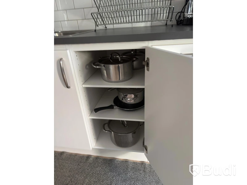 Inventarier till fullt möblerad enrummare - se alla bilder för komplett innehåll