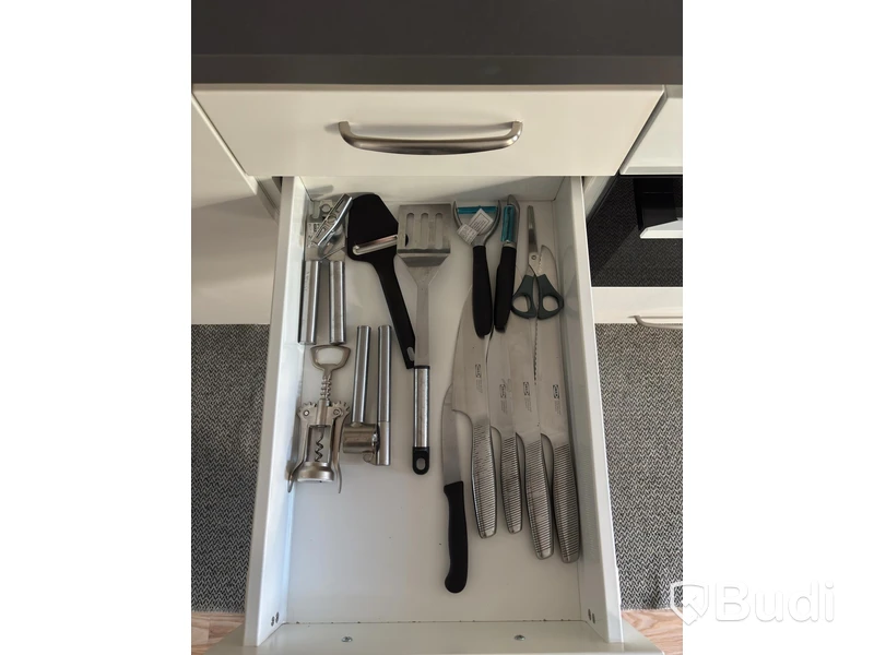 Inventarier till fullt möblerad enrummare - se alla bilder för komplett innehåll