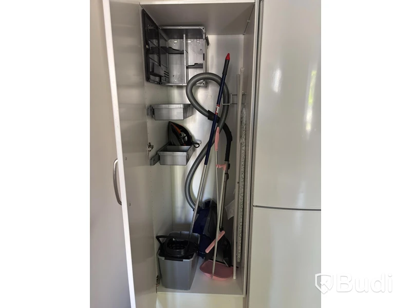 Inventarier till fullt möblerad enrummare - se alla bilder för komplett innehåll