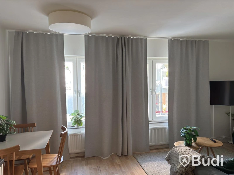 Inventarier till fullt möblerad enrummare - se alla bilder för komplett innehåll