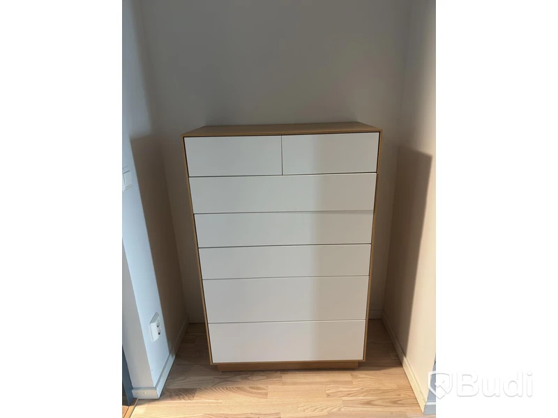 Inventarier till fullt möblerad enrummare - se alla bilder för komplett innehåll