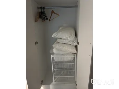 Inventarier till fullt möblerad enrummare - se alla bilder för komplett innehåll