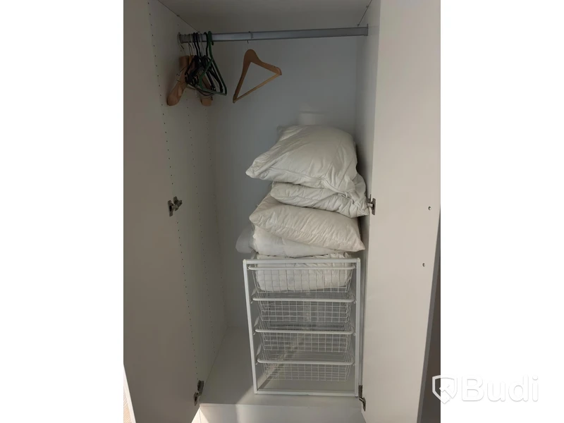 Inventarier till fullt möblerad enrummare - se alla bilder för komplett innehåll