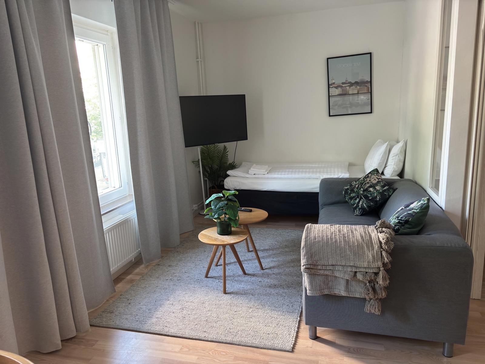 Inventarier till fullt möblerad enrummare - se alla bilder för komplett innehåll
